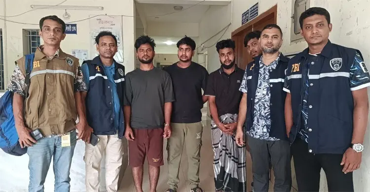 ফেসবুকে তান্ত্রিক সেজে নারীদের হাত পোড়ানো প্রতারক চক্রের ৩ জন গ্রেফতার