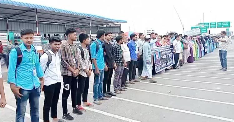 বাসচাপায় কলেজছাত্রীর মৃত্যু, চালকের গ্রেফতার দাবিতে মানববন্ধন