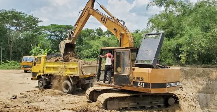 ফরিদপুরে মাটি কাটায় দুই ব্যবসায়ীর লাখ টাকা জরিমানা