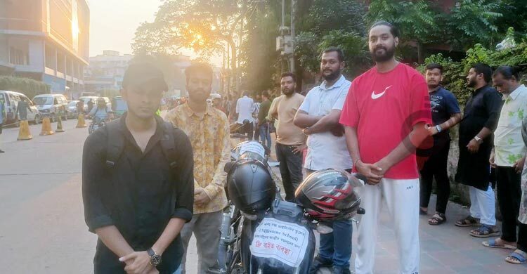 ভুক্তভোগী পরিবারগুলোকে ফ্রি রাইড সেবা দিচ্ছেন একদল তরুণ