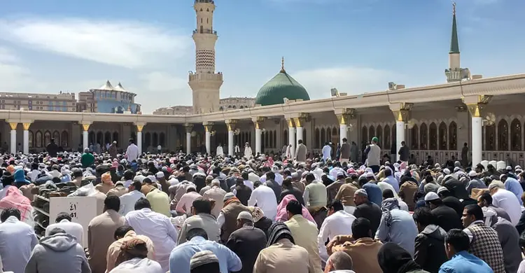 শেষ বৈঠকে তাশাহহুদ পড়ার আগে ইমাম সালাম ফেরালে করণীয় কী?