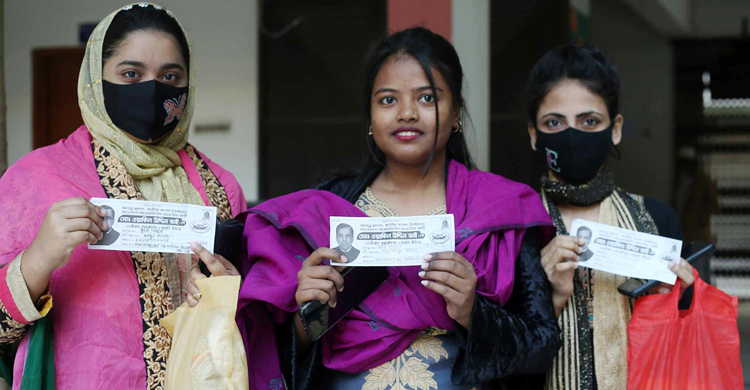 প্রথমবার ভোট দিয়ে উচ্ছ্বসিত তিন বান্ধবী