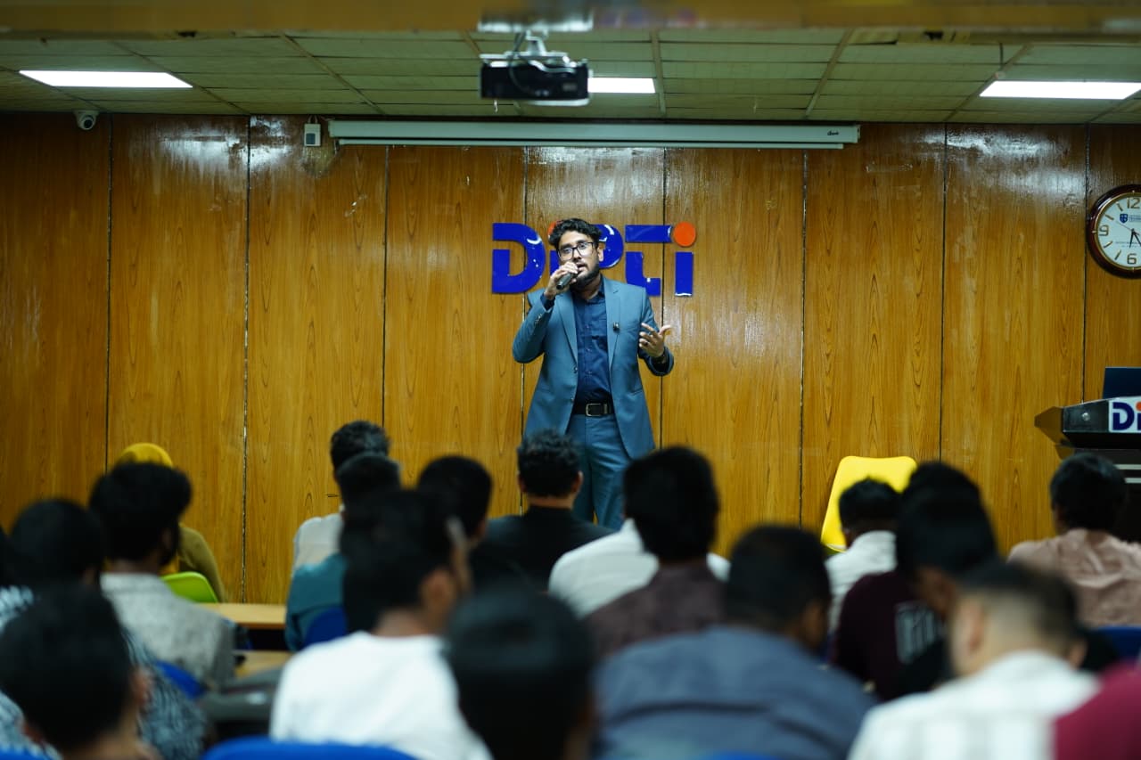 ক্রিয়েটিভ ক্যারিয়ার ওয়ার্কশপে অংশ নেওয়া শিক্ষার্থীরা