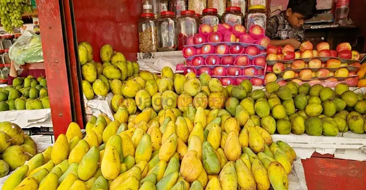 বাজারে আগেভাগেই ৩ জাতের আম, দাম চড়া