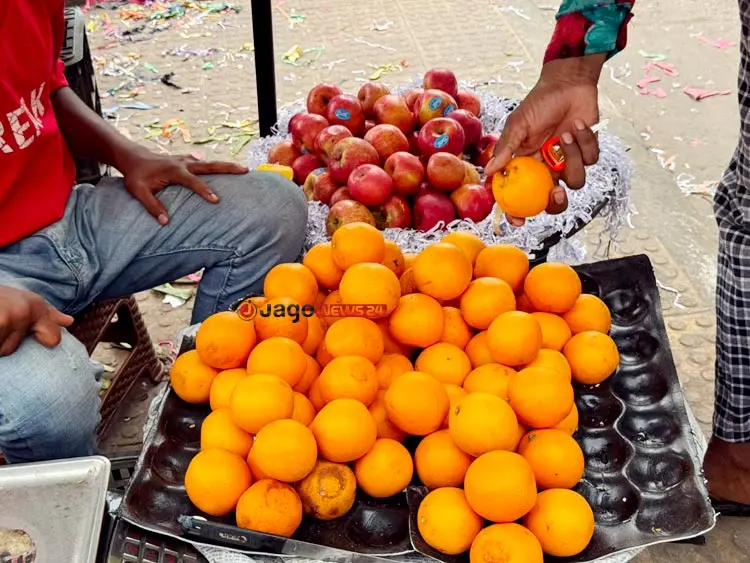 অর্ধেক দামে ফল মেলে ঢাকার যে বাজারে