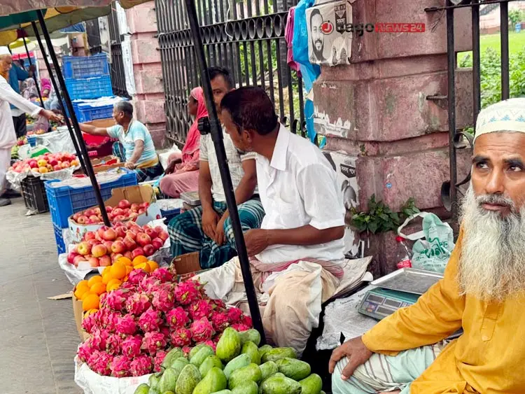 অর্ধেক দামে ফল মেলে ঢাকার যে বাজারে