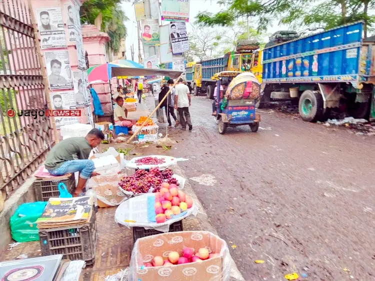 অর্ধেক দামে ফল মেলে ঢাকার যে বাজারে