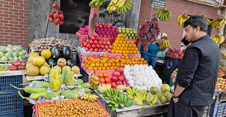 ফলের চড়া দামে অস্বস্তিতে ক্রেতারা