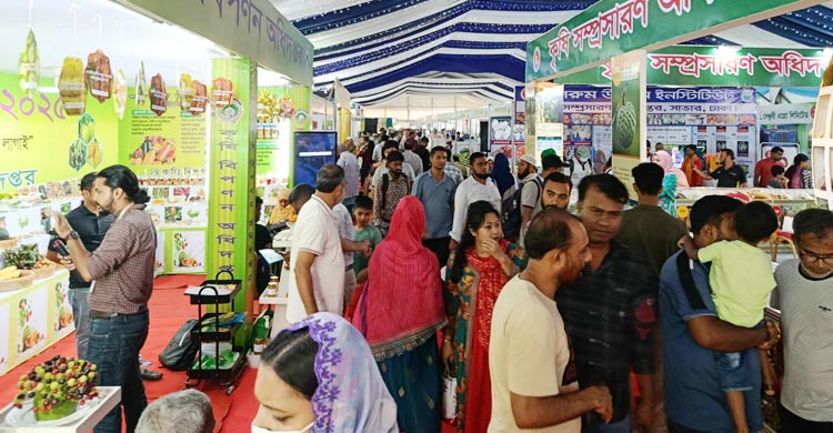 শেষদিনে ক্রেতা-দর্শনার্থীতে মুখর ফল মেলা
