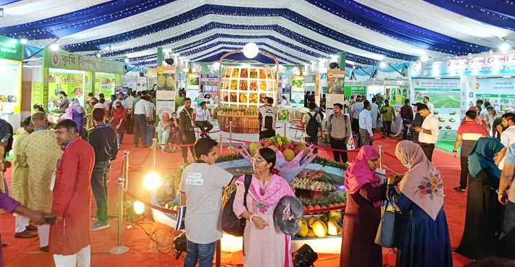 শেষদিনে ক্রেতা-দর্শনার্থীতে মুখর ফল মেলা