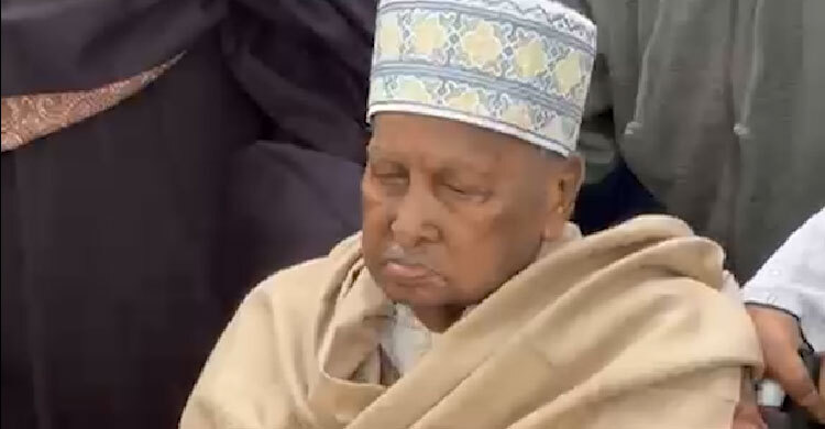 হুইলচেয়ারে খালেদা জিয়ার জানাজায় সাবেক রাষ্ট্রপতি জমির উদ্দিন সরকার