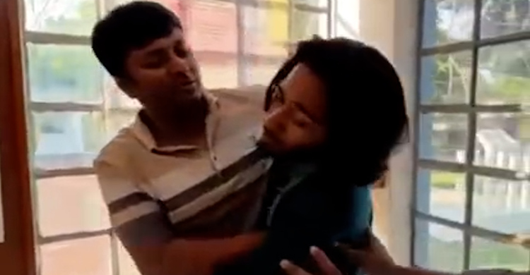 ফরিদপুরে নির্বাচন অফিস সহকারীর সঙ্গে ঘুষের টাকা নিয়ে ধস্তাধস্তি