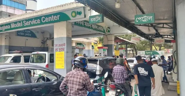 ফুয়েল পাসেও তেল নিতে ৫ ঘণ্টা পার, কমছে না ভোগান্তি