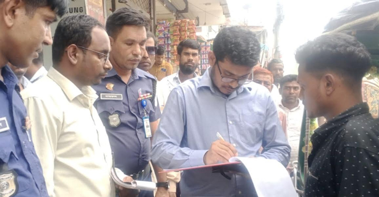 ফুলবাড়ীয়ায় অকটেন মজুত ও অতিরিক্ত দামে বিক্রির অভিযোগে জরিমানা