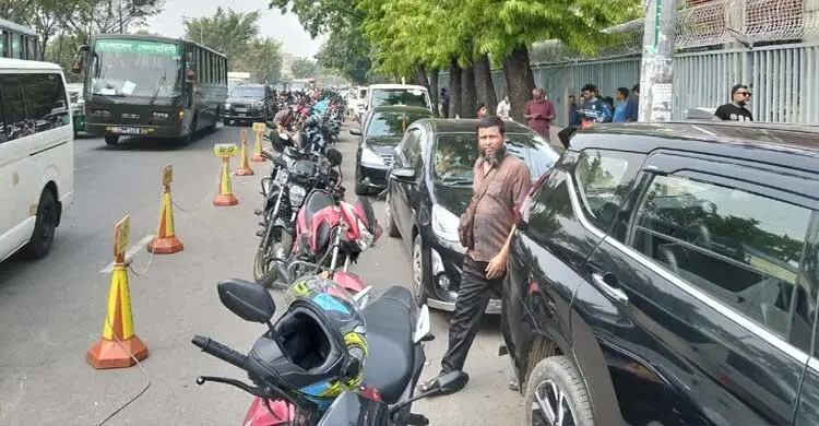 ভিড় কমেনি তেল পাম্পে, আজও দীর্ঘ লাইন