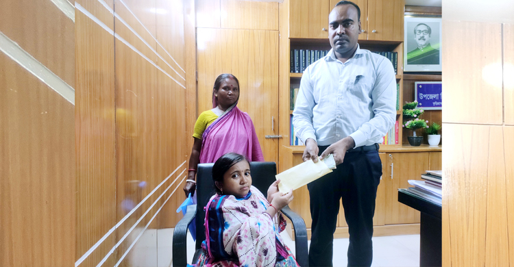 জীবনযুদ্ধে হার না মানা ফুলতিরানীর পাশে দাঁড়ালো প্রশাসন