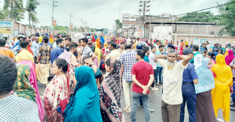 গাজীপুরে বকেয়া বেতন পরিশোধের দাবিতে শ্রমিকদের বিক্ষোভ