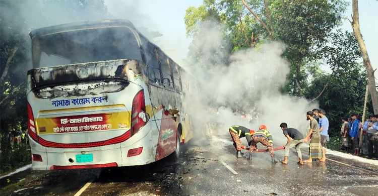 গোপালগঞ্জে বাস-প্রাইভেটকার মুখোমুখি সংঘর্ষে আগুন, নিহত ১