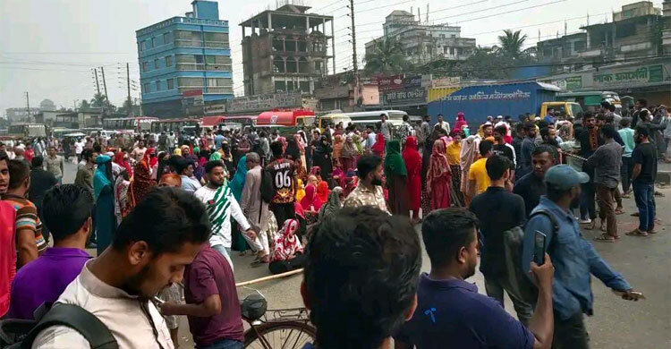 গাজীপুরে ঢাকা-ময়মনসিংহ ও ঢাকা-টাঙ্গাইল মহাসড়কে শ্রমিকদের অবরোধ