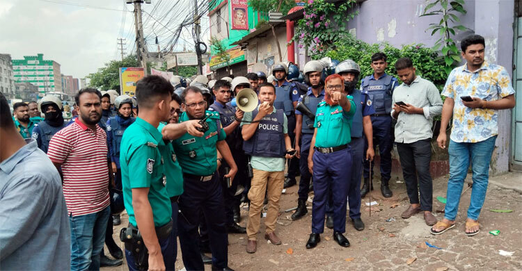 গাজীপুরে পোশাকশ্রমিকদের মহাসড়ক অবরোধ, সংঘর্ষ