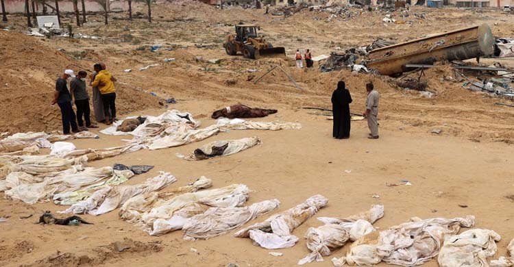 হত্যার পর বুলডোজার দিয়ে বালি চাপা: গাজায় নতুন গণকবরের সন্ধান