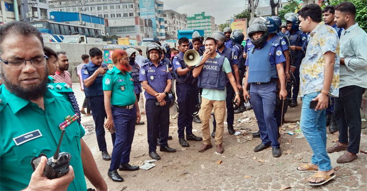 গাজীপুরে পোশাকশ্রমিকদের মহাসড়ক অবরোধ, সংঘর্ষ