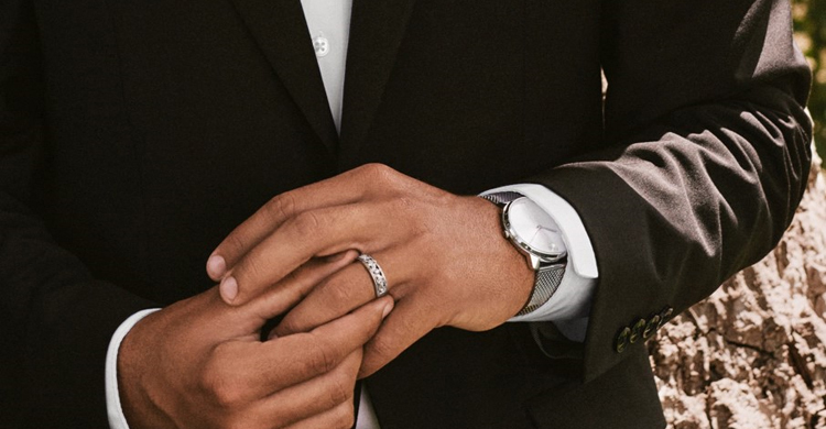 তায়াম্মুমের সময় ঘড়ি বা আংটি খুলে নেওয়া জরুরি?