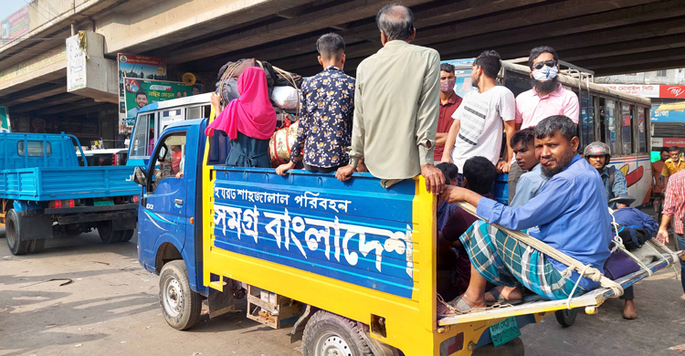 ভাড়া কম, ঝুঁকি নিয়ে ট্রাক-পিকআপে ছুটছেন ঘরমুখো মানুষ