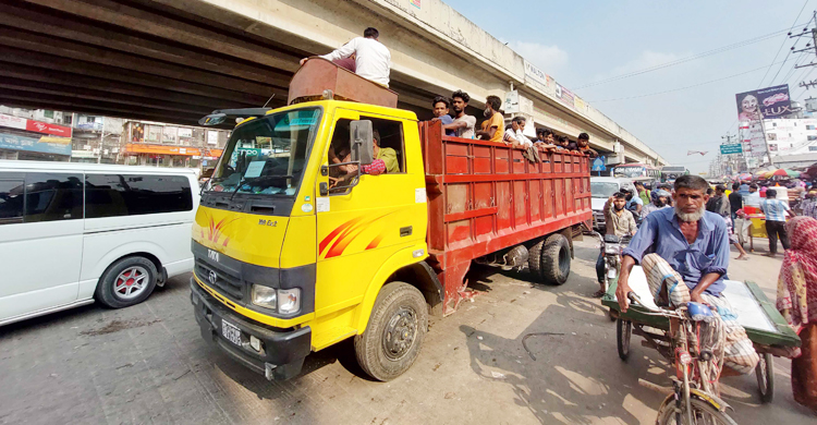 ভাড়া কম, ঝুঁকি নিয়ে ট্রাক-পিকআপে ছুটছেন ঘরমুখো মানুষ