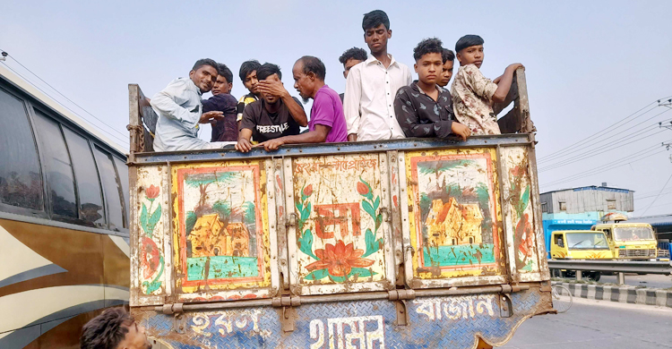 ভাড়া কম, ঝুঁকি নিয়ে ট্রাক-পিকআপে ছুটছেন ঘরমুখো মানুষ