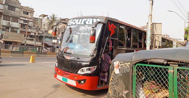 যাত্রী একেবারেই নেই, ফাঁকা পড়ে আছে বাস