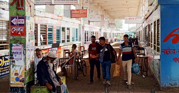 যাত্রী একেবারেই নেই, ফাঁকা পড়ে আছে বাস