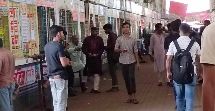 গ্রামে যাচ্ছে মানুষ, গাবতলীতে আজও ভিড়