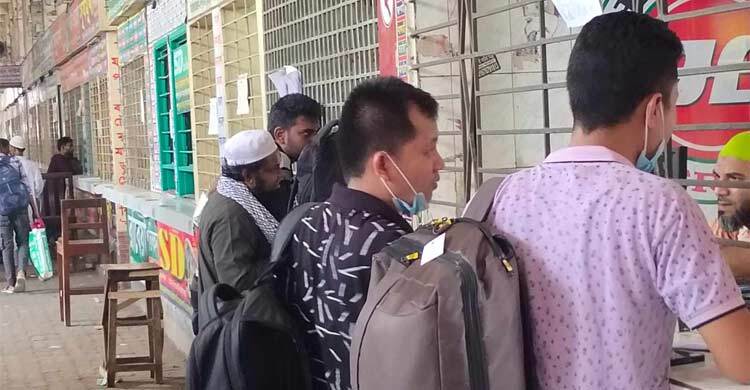 গ্রামে যাচ্ছে মানুষ, গাবতলীতে আজও ভিড়