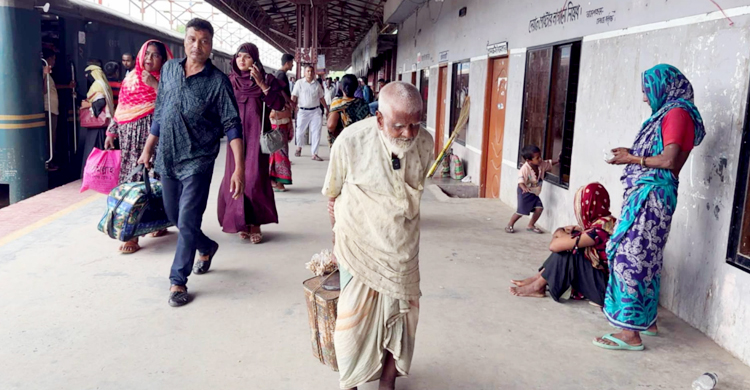 মুন্সী এনায়েতের হাত ধরে ভাগ্যবদল জন্মান্ধ গফুর মল্লিকের