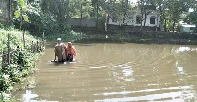 চলাফেরার রাস্তা বন্ধ, ভোগান্তিতে বৃদ্ধ দম্পতি