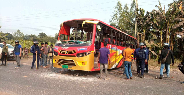 গাইবান্ধায় বিএনপির বিক্ষোভ, বাস-ট্রাক ভাঙচুর