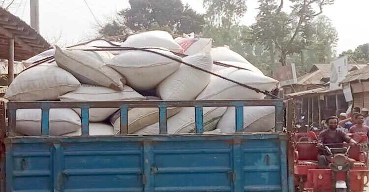 গাইবান্ধায় পিকআপবোঝাই সরকারি চাল জব্দ