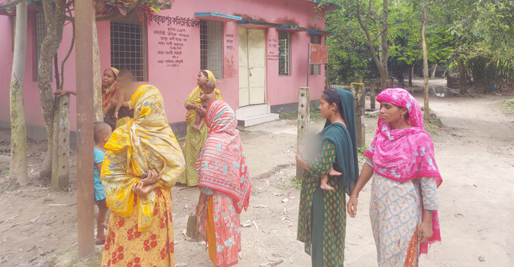 ‘ডাক্তারও নাই ওষুধও নাই, হামরা কি বিনা চিকিৎসায় মরি যামো?’