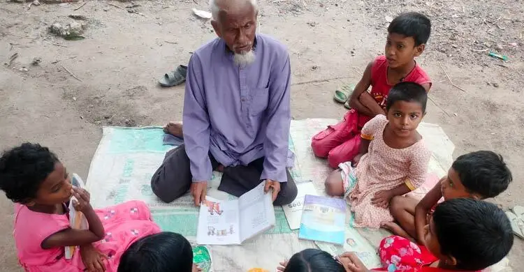অভাব-অনটনে পিষ্ট, তবুও শিশুদের ১ টাকায় পড়ান লুৎফর রহমান