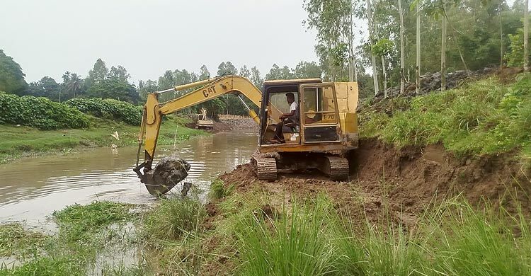 ৫৯ জন শ্রমিকের কাজ এক্সকাভেটর দিয়ে সারতে ব্যস্ত পিআইও