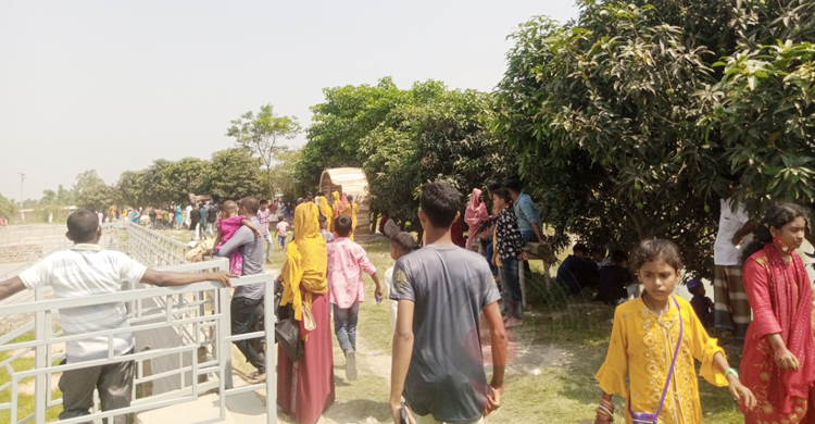 ঈদে জমে উঠেছে গাইবান্ধার সরোবর পার্ক