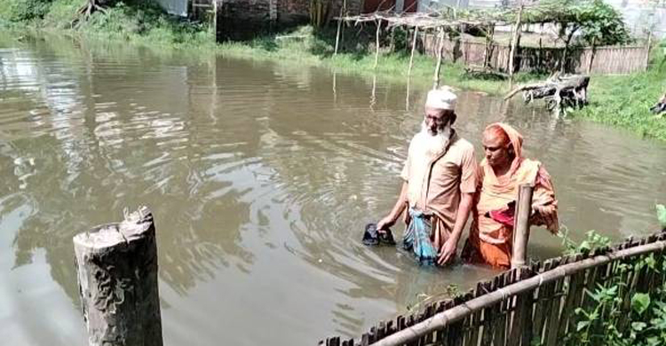 চলাফেরার রাস্তা বন্ধ, ভোগান্তিতে বৃদ্ধ দম্পতি