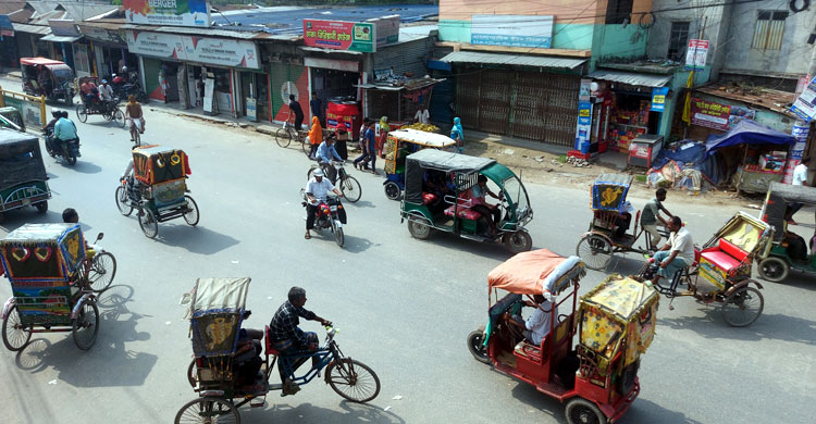 তীব্র গরমে নাজেহাল মানুষ