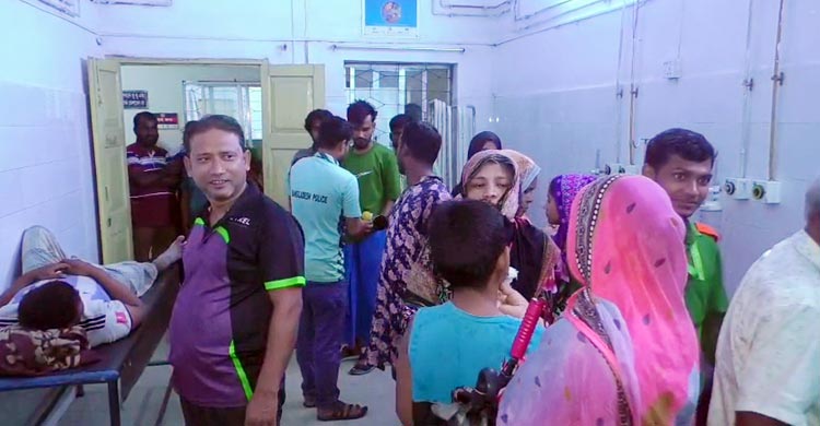 গাইবান্ধার সাদুল্যাপুরে বাকিতে পণ্য না দেওয়ায় গুলি করেছেন এক মাদকাসক্ত। এসময় দোকানদারসহ তার ভাবি গুলিবিদ্ধ হন