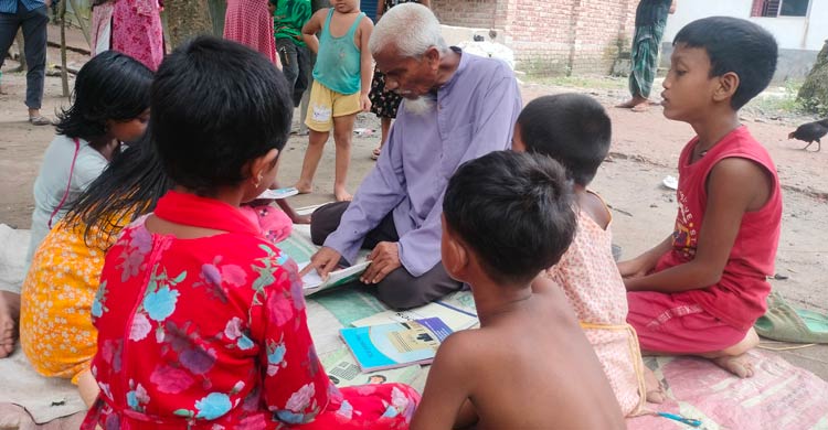 অভাব-অনটনে পিষ্ট, তবুও শিশুদের ১ টাকায় পড়ান লুৎফর রহমান