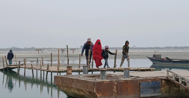 খরস্রোতা ব্রহ্মপুত্রের বুকজুড়ে ধু ধু বালুচর, বিপর্যস্ত জীবন