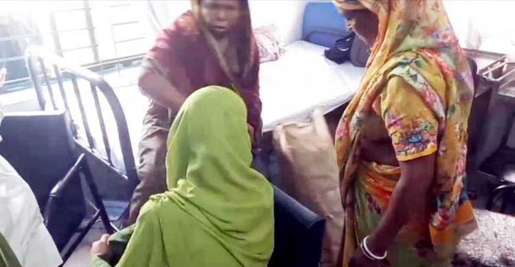 সরকারি হাসপাতালের সিরিঞ্জ বাইরে বিক্রির সময় নারী আটক