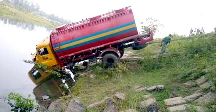 নিয়ন্ত্রণ হারিয়ে লরি নদীতে, প্রাণ গেলো পথচারীর