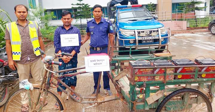 যাত্রী সেজে ভ্যান ছিনতাই, পরে গ্রেফতার